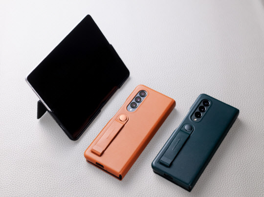 '갤럭시Z폴드3' 레더 플립 커버. 삼성전자 제공